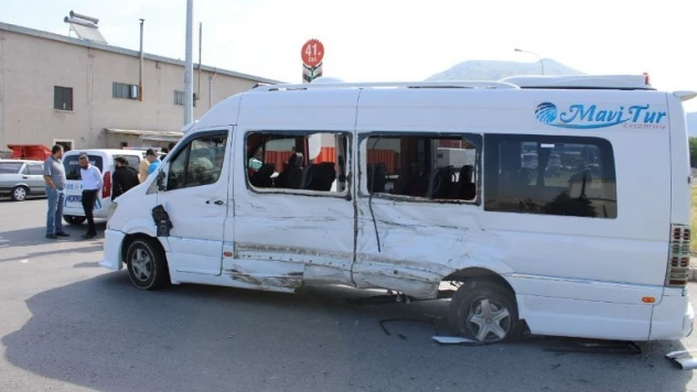 İşçi servisleri çarpıştı