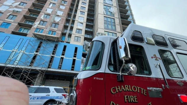 İşçiler 22 metre yükseklikten yere çakıldı