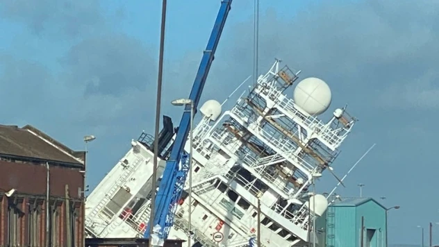 İskoçya'da tersanedeki gemi yan yattı