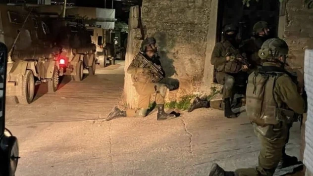 İsrail askerleri, Filistinli genci yaka paça gözaltına aldı