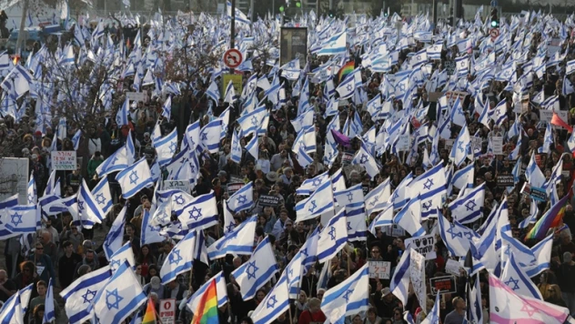 İsrail'de binlerce kişi tartışmalı yargı reformunu protesto etti