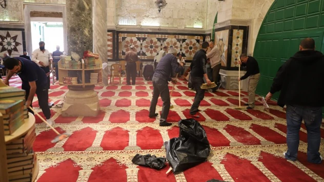 İsrail güçlerinin saldırıları sonrası Mescid-i Aksa'da temizlik yapıldı