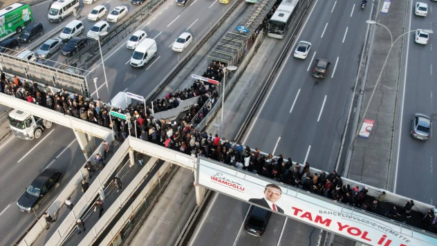 İstanbul'da metrobüs kuyruğuyla denk gelen seçim afişi