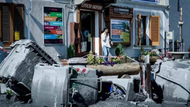 İtalya'da nehir taştı, sokaklar çamurla kaplandı