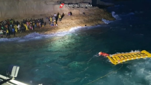 İtalya Sahil Güvenliği ıssız adadaki 32 düzensiz göçmeni kurtardı