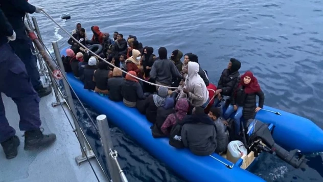 İzmir açıklarında 208 düzensiz göçmen kurtarıldı, 94 göçmen yakalandı