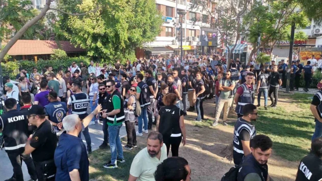 İzmir'de LGBT yürüyüşüne polis müdahalesi: 50'nin üzerinde gözaltı