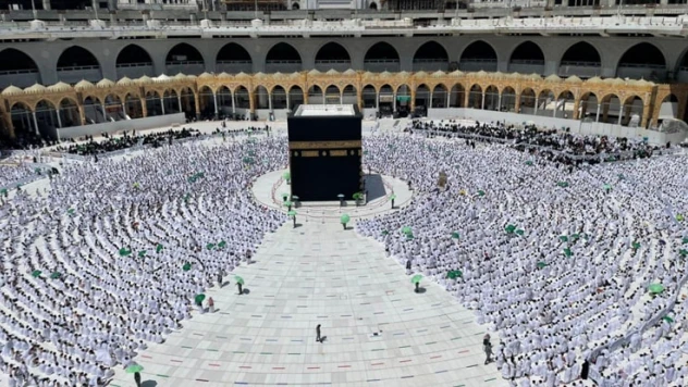 Kabe'de sosyal mesafesiz ilk Cuma namazı kılındı