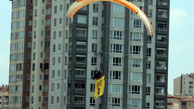 Kadına şiddete 'paraşütlü pankart