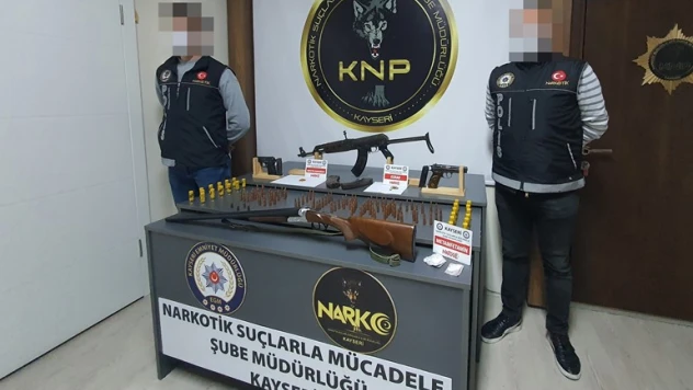 Kalaşnikof için evine özel bölme yaptı