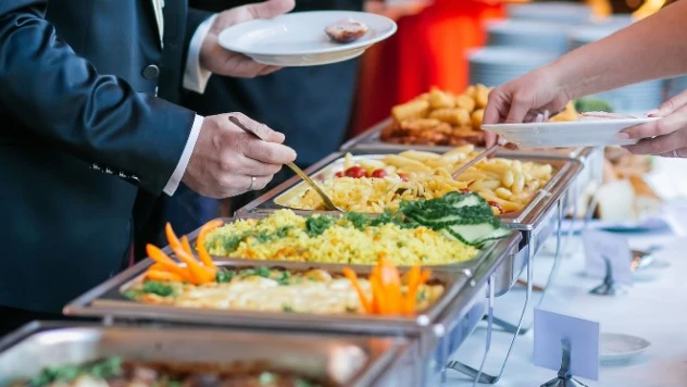 Kamuda çalışan işçilerin günlük yemek ücreti net 55 TL'ye çıkartıldı.