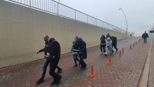 Kar vaadiyle vatandaşlardan yüksek miktarlarda para alıp geri ödemeyen 4 kişiye adli kontrol