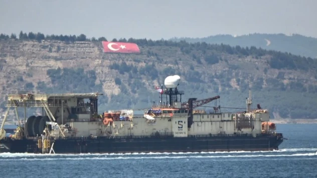 Karadeniz gazını gelmesi için sığ denizlere boru serpen gemisi Çanakkale'den girdi.