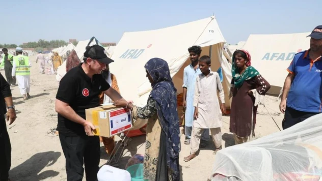 Kardeş ülke Pakistan'a 13 uçak, 9 İyilik Treni ile insani yardım köprüsü kuruldu