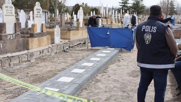 Kayıp ihbarı verilmişti, mezarlıkta intihar etti