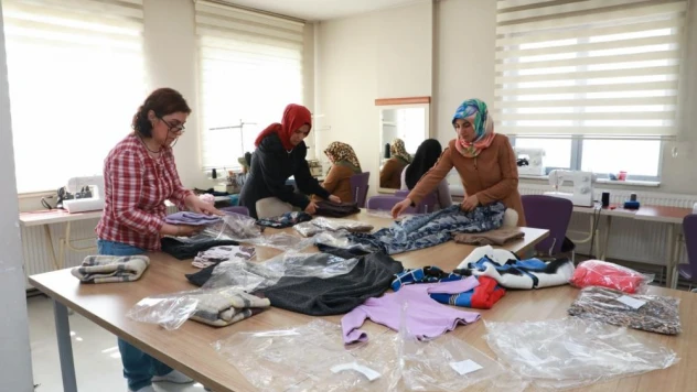 KAYMEK, depremzedelere çocuk ve yetişkin kıyafetleri dikiyor