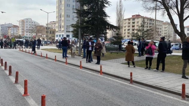 Kayseri 4.7 büyüklüğündeki depremle sallandı, vatandaşlar sokağa döküldü