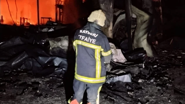 Kayseri Büyükşehir İtfaiyesi, Kırıkkale'deki Yangında Canla Başla Mücadele Ediyor