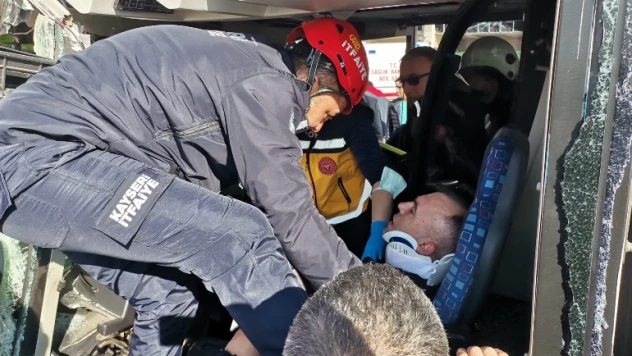 Kayseri'de 2 halk otobüsü çarpıştı: Çok sayıda yaralı var