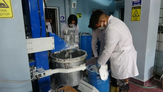 Kayseri'de meslek lisesinde üretilen boyalar okulları yeniliyor