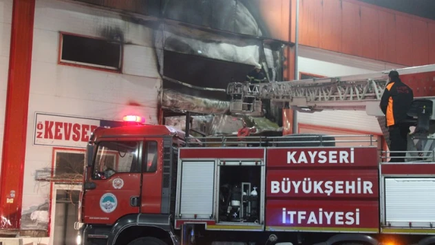 Kayseri'de mobilya imalathanesi yangında küle döndü