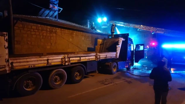 Kayseri'de park halindeki tır yandı, alevler eve de sıçradı