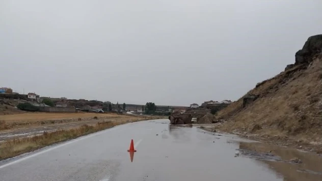Kayseri'de selde kayalar yola düştü