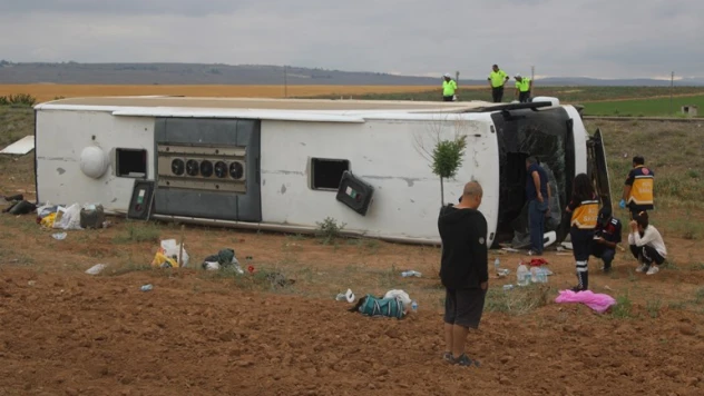 Kayseri'de tur otobüsü devrildi