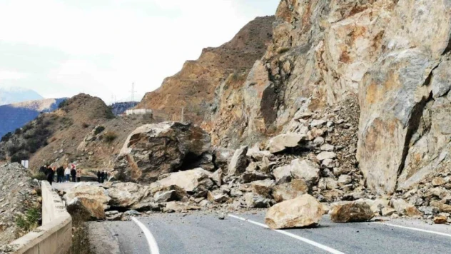 Kayseri'de ulaşıma heyelan engeli