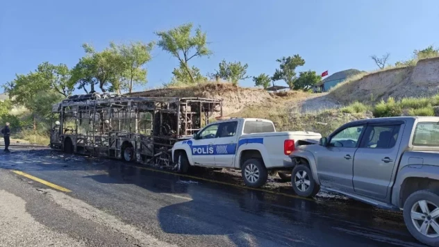 Kayseri'de Yangın: Halk Otobüsü Kül Oldu,