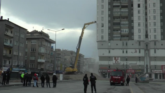 Kayseri'deki ağır hasarlı binanın yıkımına başlandı