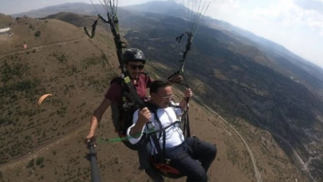 Kayseri Valisi yamaç paraşütü ile uçtu