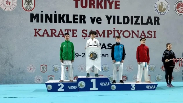 Kayserili karateciler Sivas'tan derece ile döndüler