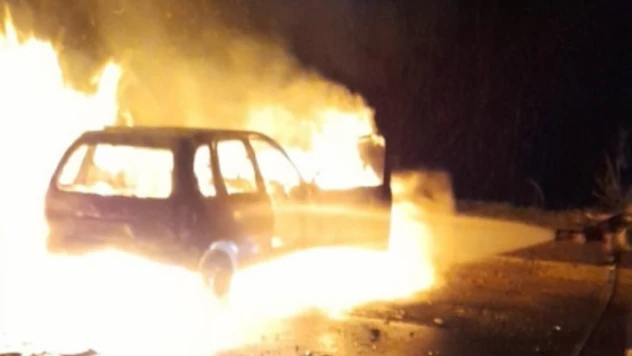 Kaza yapan otomobil alev aldı