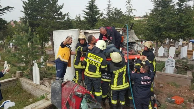 Kazada araçta sıkışan sürücü itfaiye ekipleri tarafından kurtarıldı