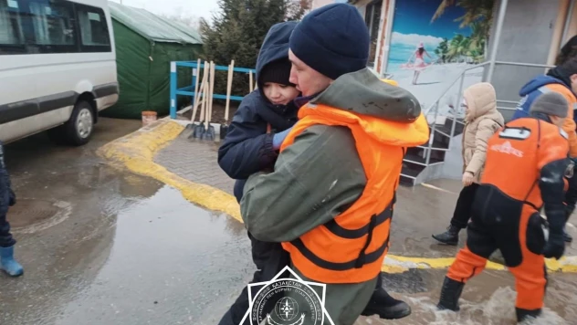 Kazakistan'da sel: Binlerce kişi helikopterle tahliye edildi