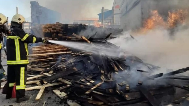 Kereste fabrikasında yangın