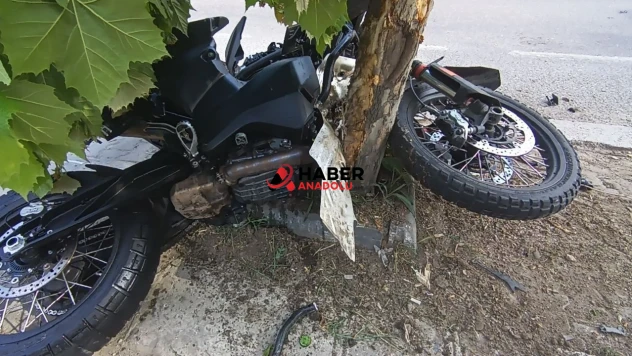 Kontrolden çıkan motosiklet ağaca çarptı: Kurye hayatını kaybetti