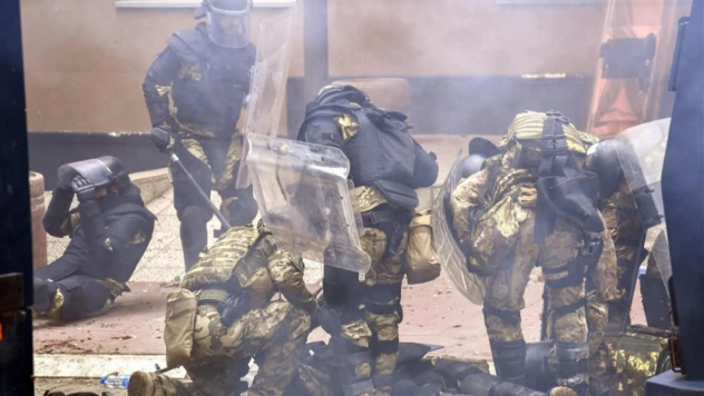 Kosova'da polis ile Sırp grup arasındaki çatışma devam ediyor