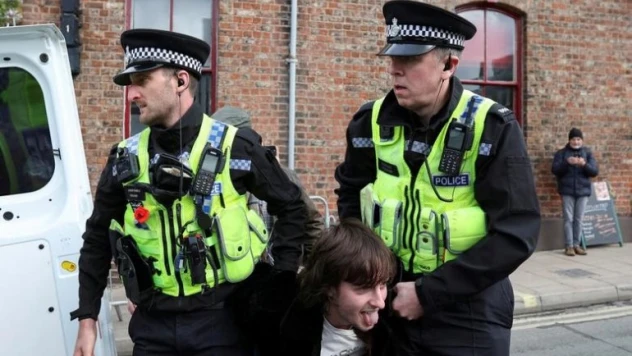 Kral Charles'a yumurta fırlatan öğrenciye yumurta yasağı