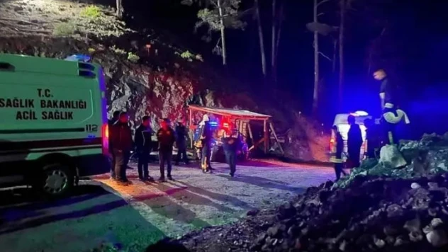 Krom madeninde göçük: 3 işçi mahsur kaldı