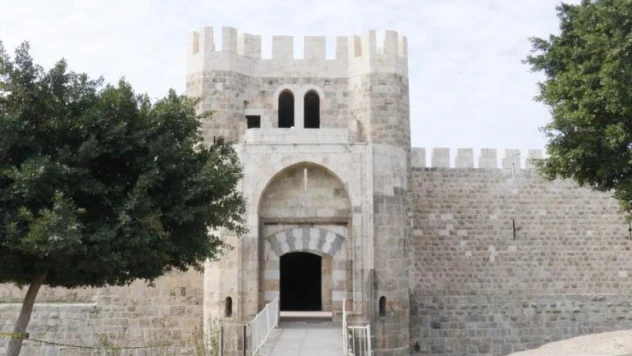 Külliye depremzedelere ev oldu