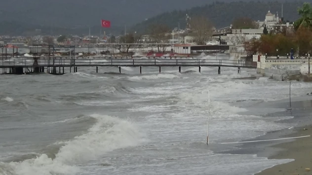 Kuzey Ege'de fırtına hayatı olumsuz etkiliyor