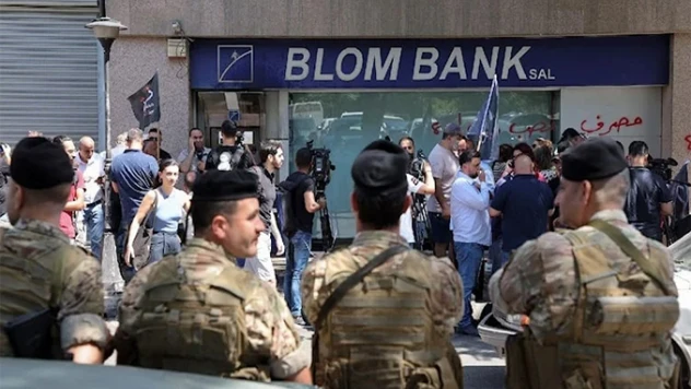 Lübnanlı milletvekili parasını çekebilmek için bankayı bastı