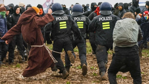 Lützerath köyündeki protestolarda Alman polisine 'çamur' engeli