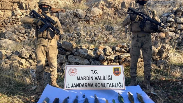Mardin'de PKK'nın patlayıcı ve malzeme depolarına ağır darbe