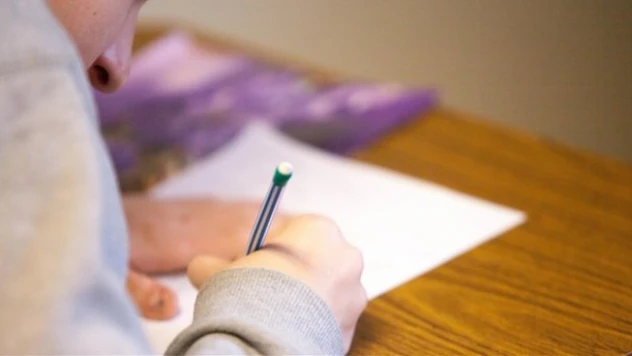 Türkçe, Türk dili ve edebiyatı, yabancı dil sınavı yazılı, uygulamalı olmak üzere 2 aşamada yapılacak.