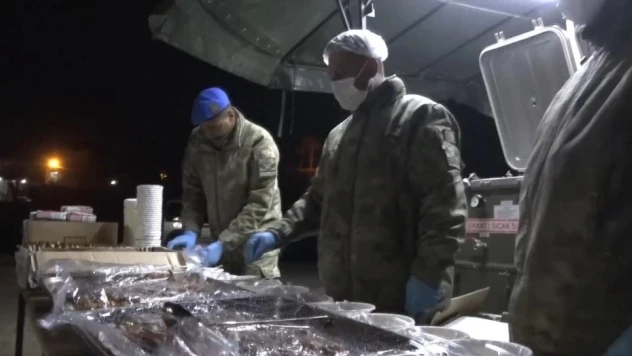 Mehmetçik Berat Kandili'nde vatandaşlara tatlı ikram etti