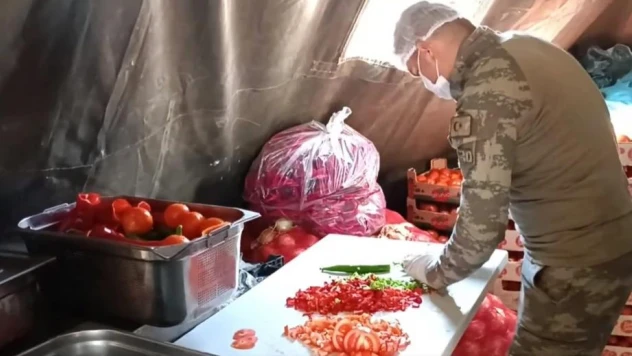 Mehmetçik Şanlıurfa'da depremzedelere sıcak yemek dağıtıyor