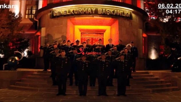 Mehmetçik'ten deprem şehitleri için saygı duruşu